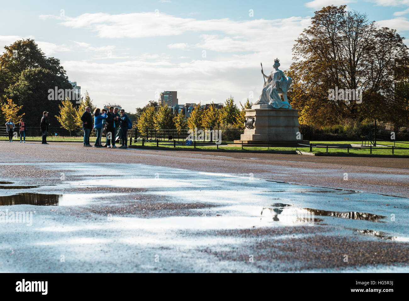London, Vereinigtes Königreich - 17. Oktober 2016: Menschen Kensington Gärten außerhalb der Kensington Palace in London, England besuchen. Stockfoto
