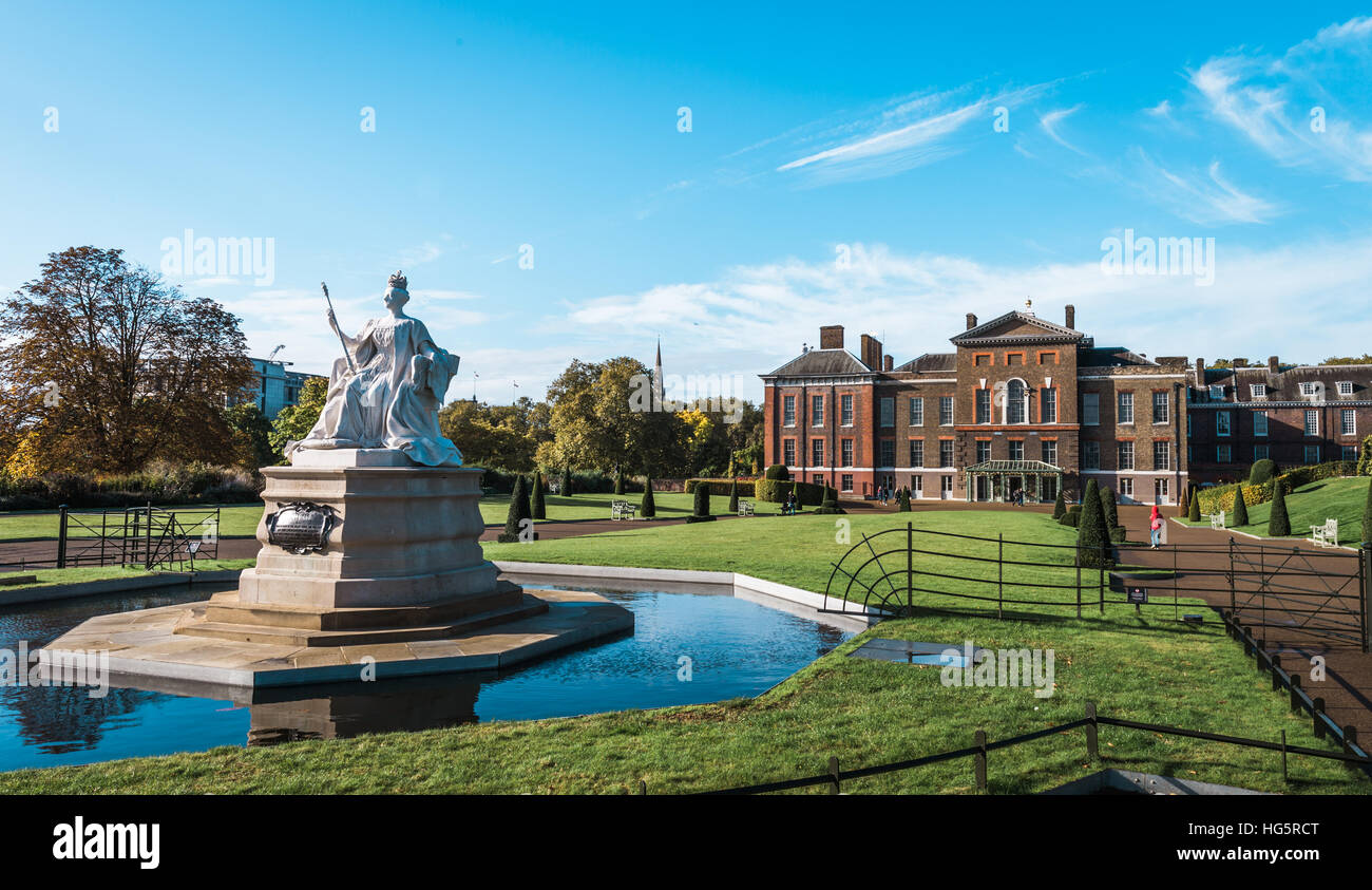 London, Vereinigtes Königreich - 17. Oktober 2016: Menschen außerhalb der Kensington Palace in London, England besuchen. Stockfoto