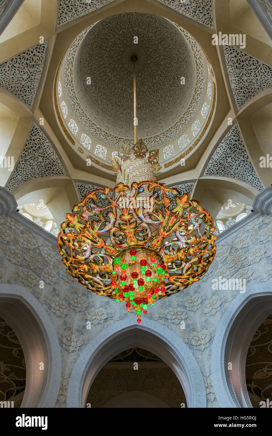 Einer der Kronleuchter schmücken die Hauptgebetshalle, Sheikh-Zayed-Moschee, Abu Dhabi, Vereinigte Arabische Emirate Stockfoto