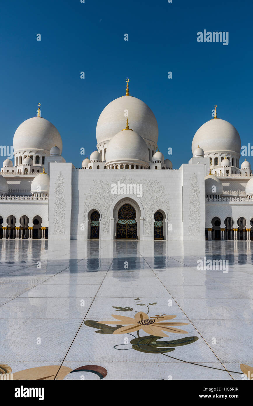 Innenhof der Sheikh-Zayed-Moschee, Abu Dhabi, Vereinigte Arabische Emirate Stockfoto