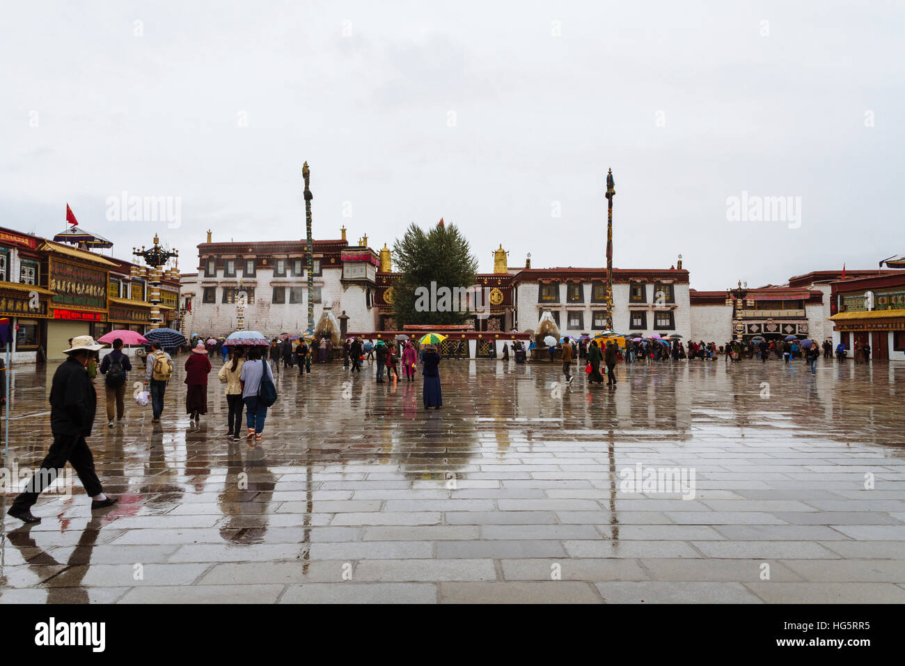 Lhasa, Tibet - die Aussicht im Jokhang-Tempel, dem Heiligen Tempel in Lhasa in der Tageszeit. Stockfoto