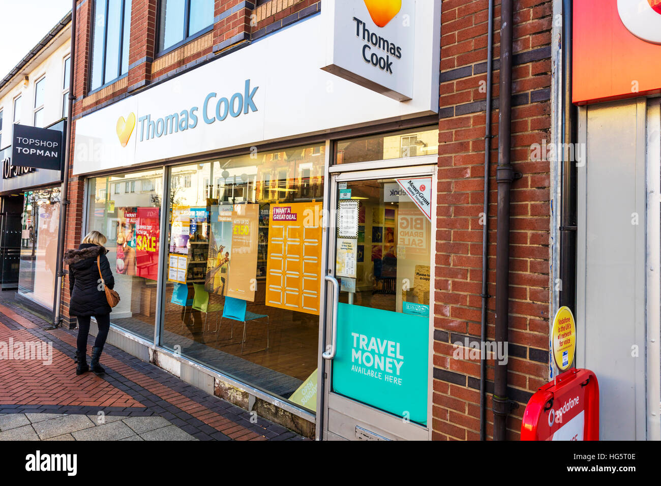 Auf der Suche nach Urlaub, Urlaub, Jagd, in Reisebüros suchen, suchen Sie im Fenster "Reisebüros" Thomas Cook Reisebüro-Agenten Stockfoto