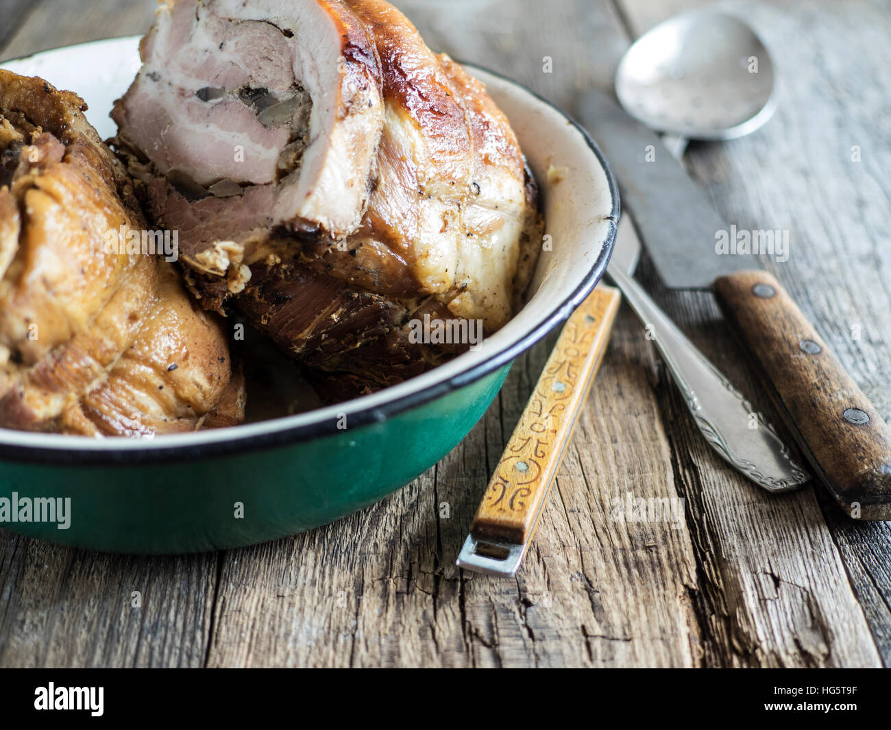 Hackbraten in emaillierte Metallschale auf einem alten verwitterten Holztisch. Selektiven Fokus Stockfoto