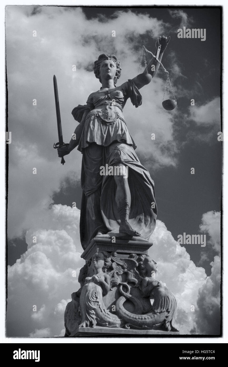 Alte Ansichtskarte aus der Statue der Justitia in Frankfurt Am Main, Deutschland Stockfoto