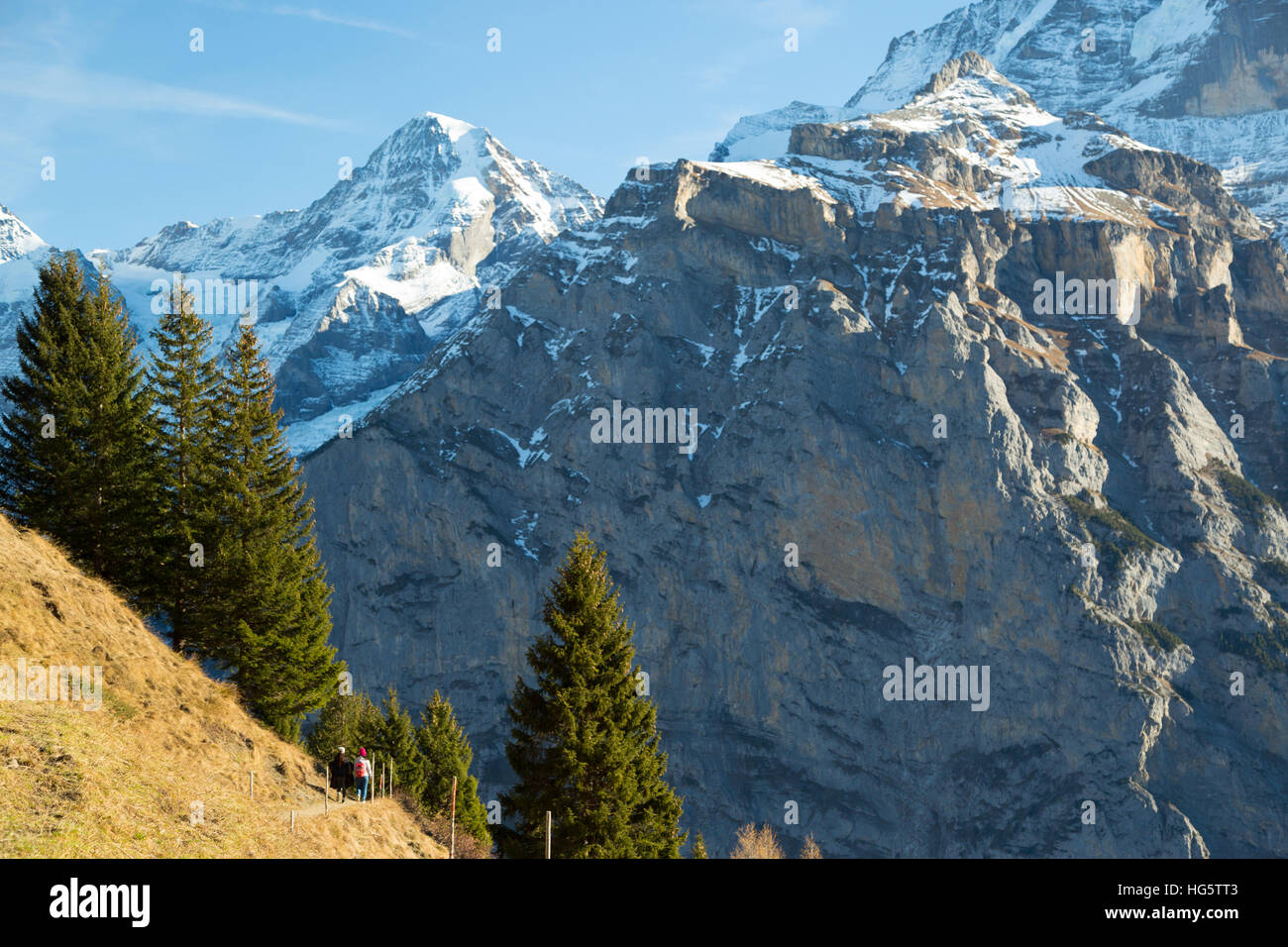 Ein Foto von einige anonyme Wanderer auf einem Wanderweg in den Berner Alpen, Schweiz. Stockfoto