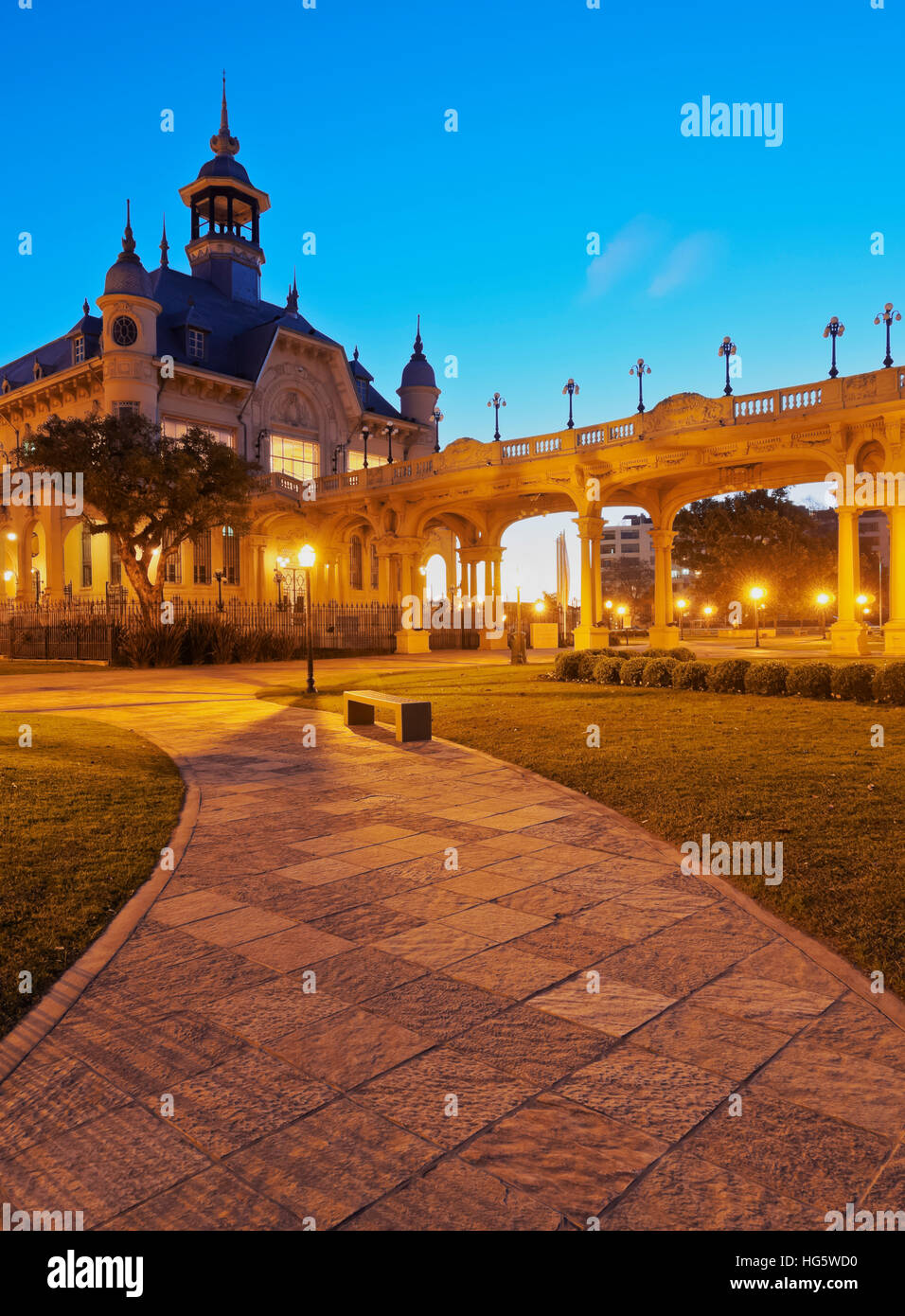 Argentinien, Buenos Aires Provinz Tigre, Twilight Ansicht des Municipal Museum of Fine Art. Stockfoto