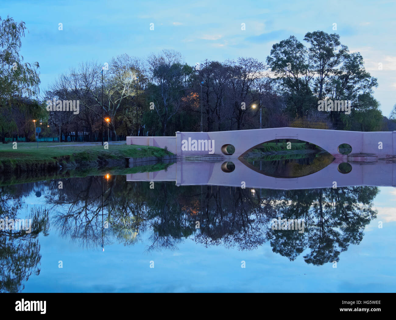 Argentinien, Provinz Buenos Aires, San Antonio de Areco, Twilight Ansicht des Flusses Areco und der alten Brücke. Stockfoto