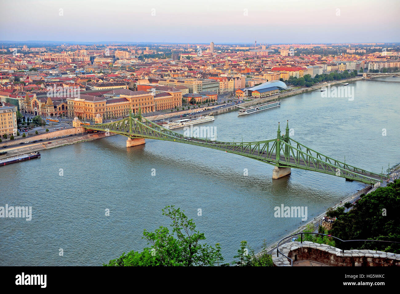 Ansicht der Freiheitsbrücke und Zentrum von Budapest Stockfoto