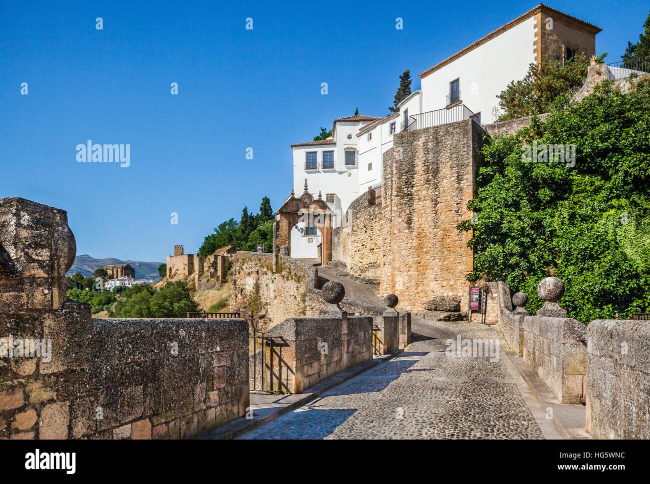 Spanien, Andalusien, Provinz Malaga, Ronda, Torbogen von Philip V (Arco de Filipe V/Puerta Filipe V) von Puente Viejo gesehen Stockfoto