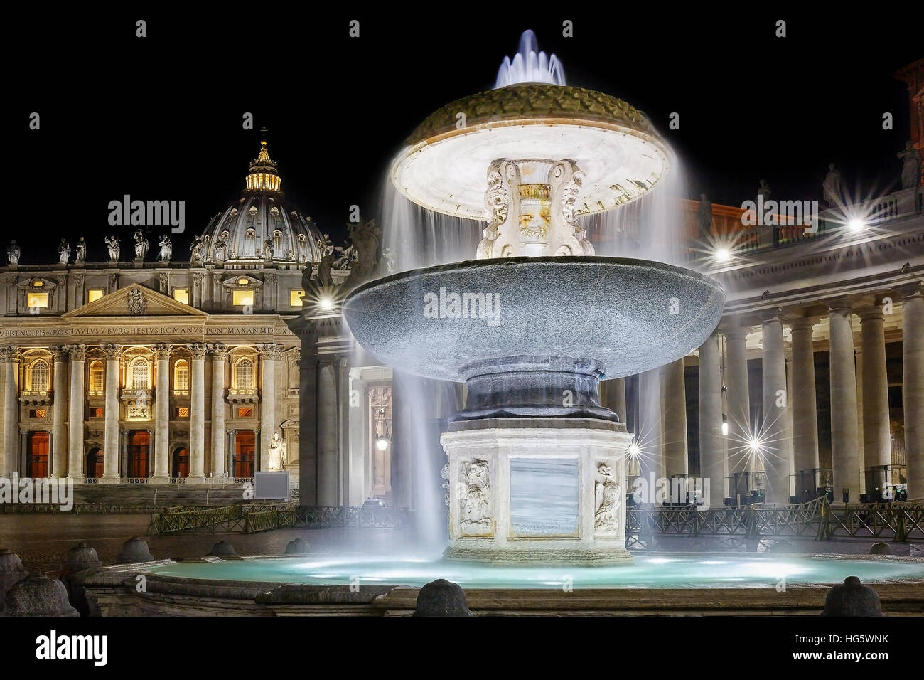 Der sogenannten alte Brunnen ist einer der zwei Twin-Brunnen in dem Petersplatz im Vatikan gelegt. Hier in der Nacht schießen in einer langen Belichtungszeit, th Stockfoto