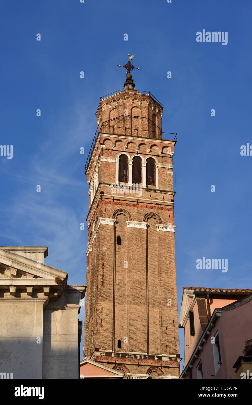 Kirche San Maurizio (Saint-Maurice) schiefen Glockenturm im historischen Zentrum von Venedig, bei Sonnenuntergang Stockfoto