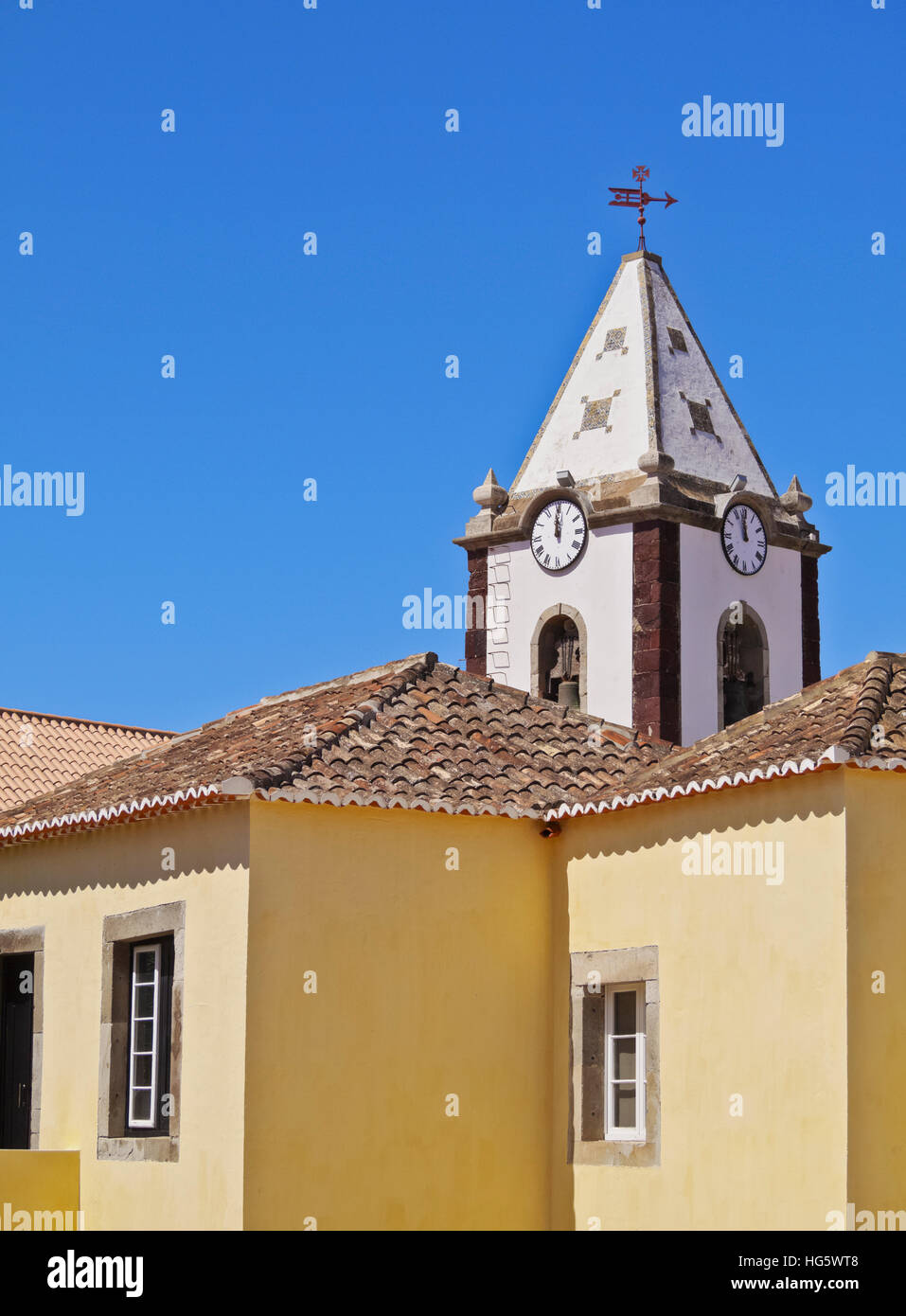 Portugal, Porto Santo, Madeira-Inseln, Vila Baleira, Blick auf das Casa Museum de Cristóvão Colombo und der Kirchturm. Stockfoto