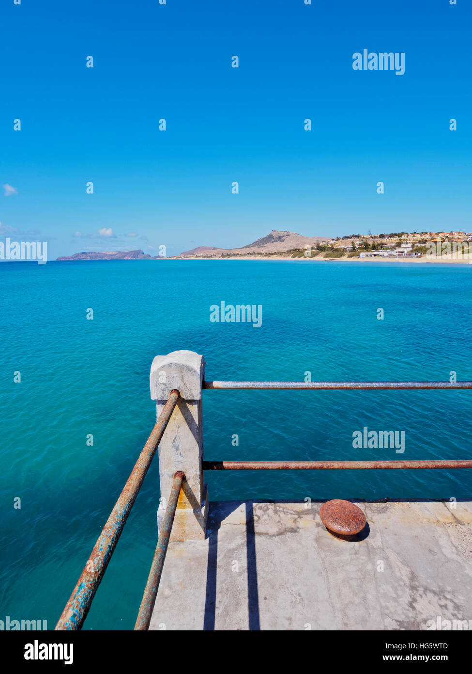Portugal, Madeira Islands, Porto Santo, Vila Baleira, Blick auf den Pier. Stockfoto