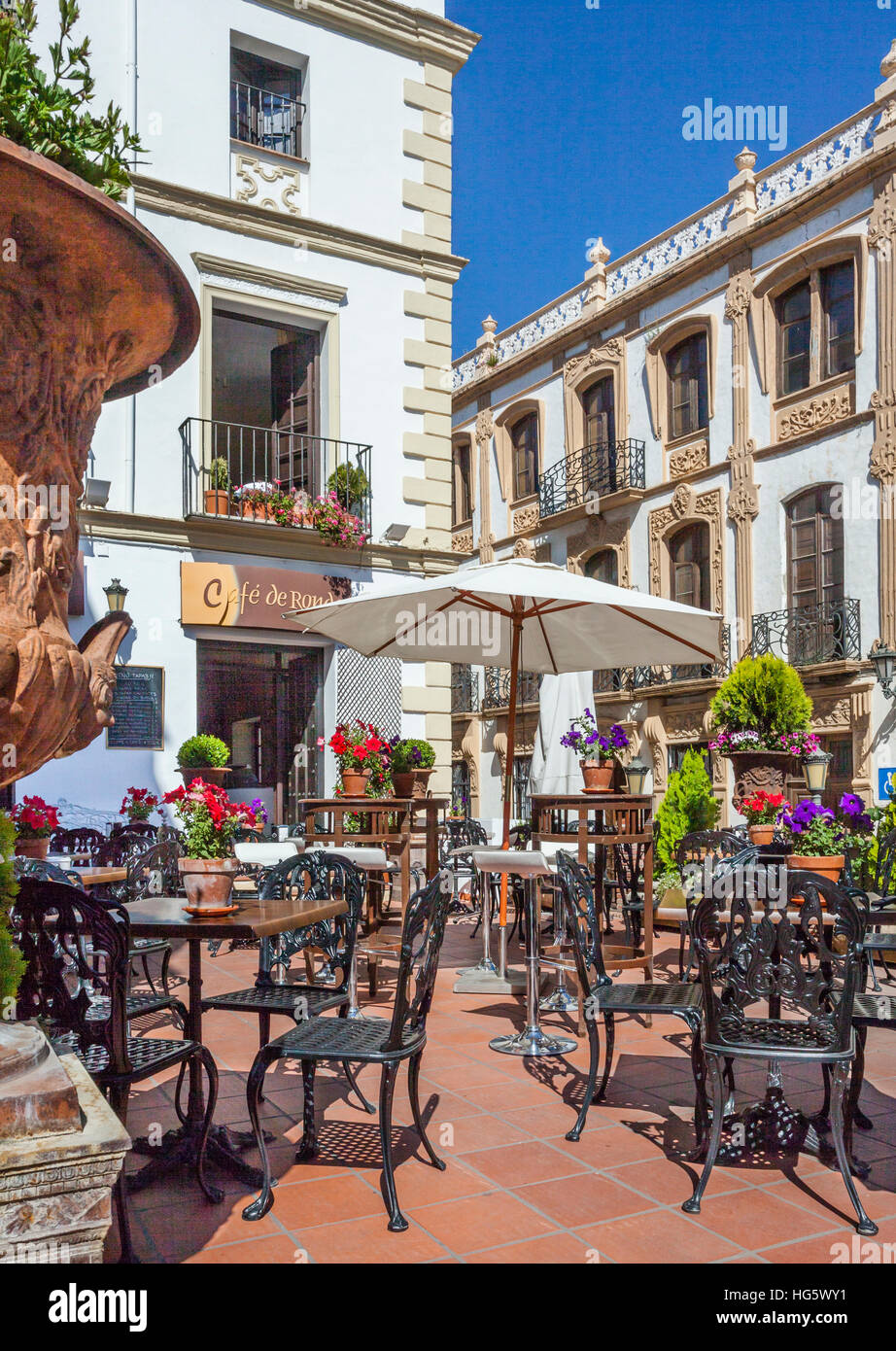 Spanien, Andalusien, Provinz Malaga, Café-Terrasse in La Ciudad, der alten Stadt Ronda Stockfoto