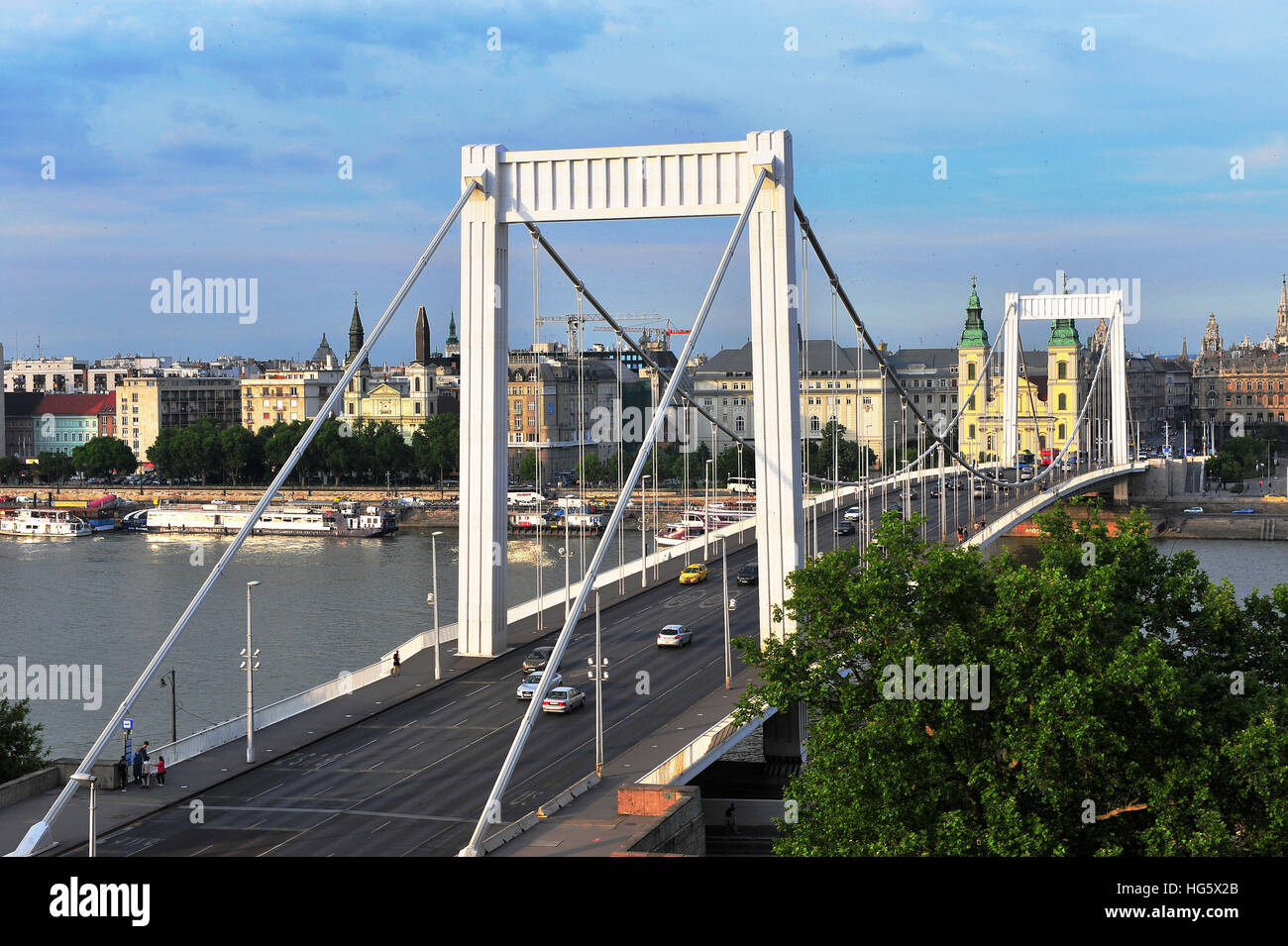 BUDAPEST, Ungarn - 23. Mai: Elisabethbrücke und Budapest City Center am 23. Mai 2016. Budapest ist die Hauptstadt und größte Stadt von Ungarn. Stockfoto