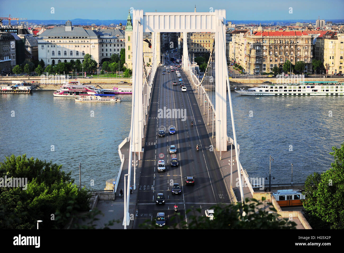 BUDAPEST, Ungarn - 23 Mai: Elisabethbrücke und Panorama von Budapest am 23. Mai 2016. Budapest ist die Hauptstadt und größte Stadt von Ungarn. Stockfoto