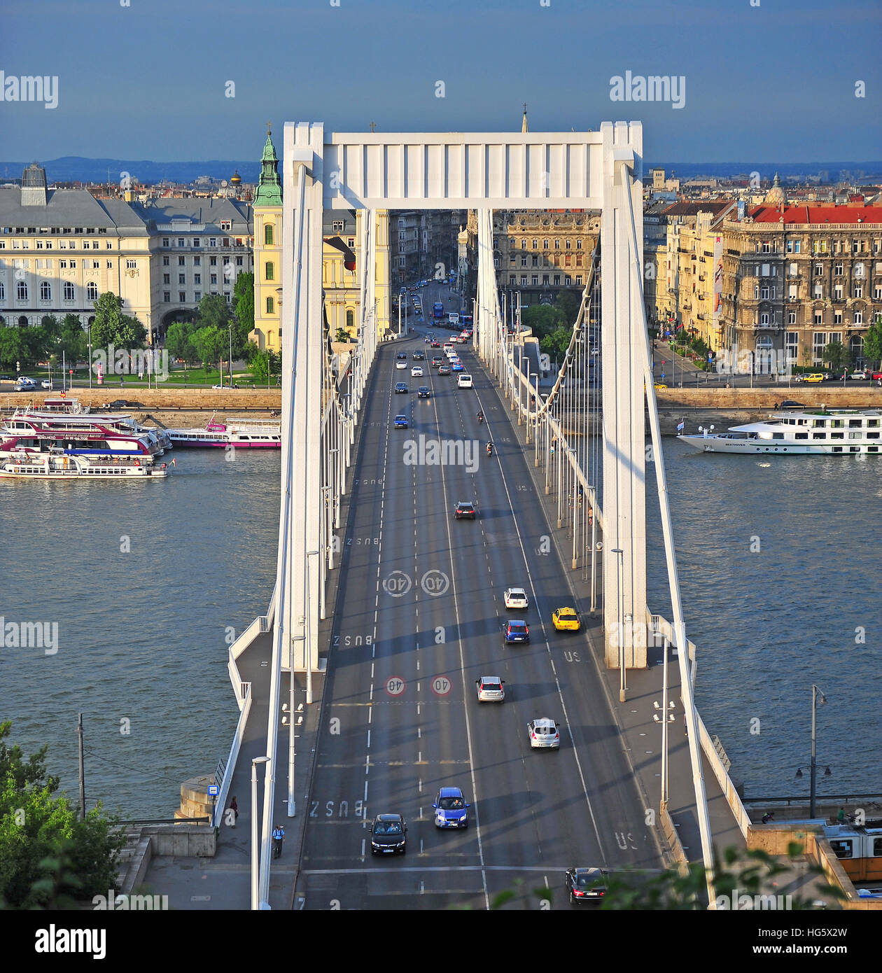 BUDAPEST, Ungarn - 23 Mai: Straßenverkehr auf der Elisabethbrücke in Budapest City am 23. Mai 2016. Budapest ist die Hauptstadt und größte Stadt von Ungarn. Stockfoto