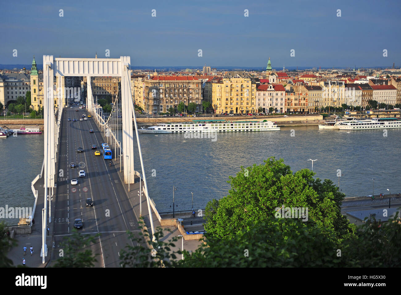 BUDAPEST, Ungarn - Mai 23: Ansicht von Budapest Stadt und Elisabethbrücke am 23. Mai 2016. Budapest ist die Hauptstadt und größte Stadt von Ungarn. Stockfoto