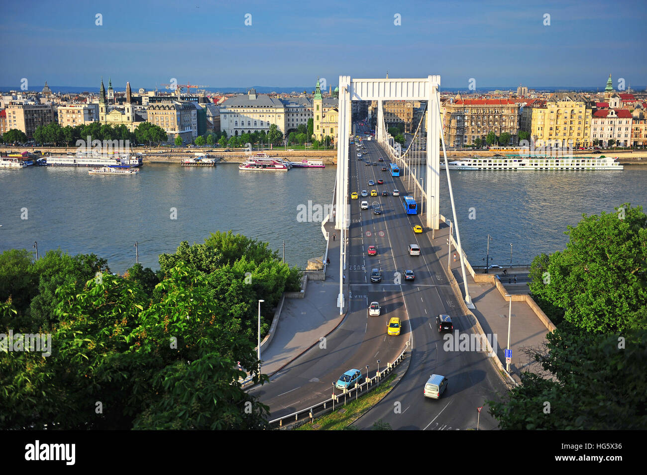 BUDAPEST, Ungarn - 23 Mai: Ansicht der Elisabethbrücke in Budapest City am 23. Mai 2016. Budapest ist die Hauptstadt und größte Stadt von Ungarn. Stockfoto