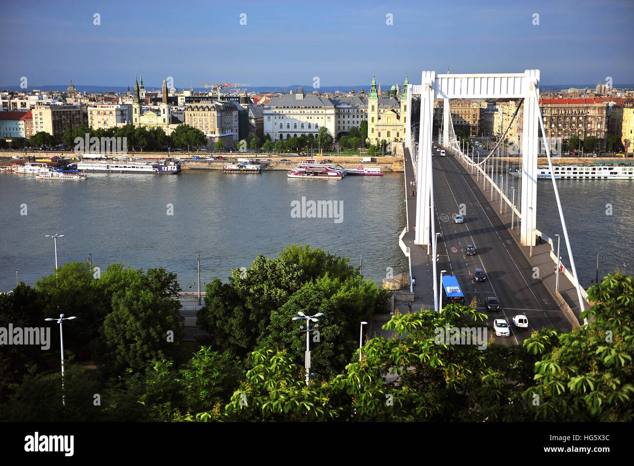 BUDAPEST, Ungarn - 23. Mai: Elisabethbrücke und Budapest City Center am 23. Mai 2016. Budapest ist die Hauptstadt und größte Stadt von Ungarn. Stockfoto