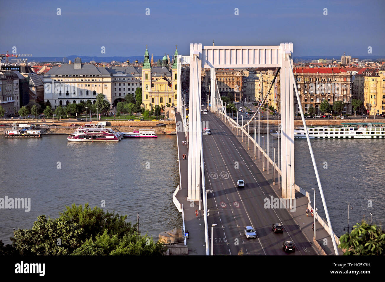 BUDAPEST, Ungarn - 23. Mai: Elisabethbrücke und Budapest City Center am 23. Mai 2016. Budapest ist die Hauptstadt und größte Stadt von Ungarn. Stockfoto
