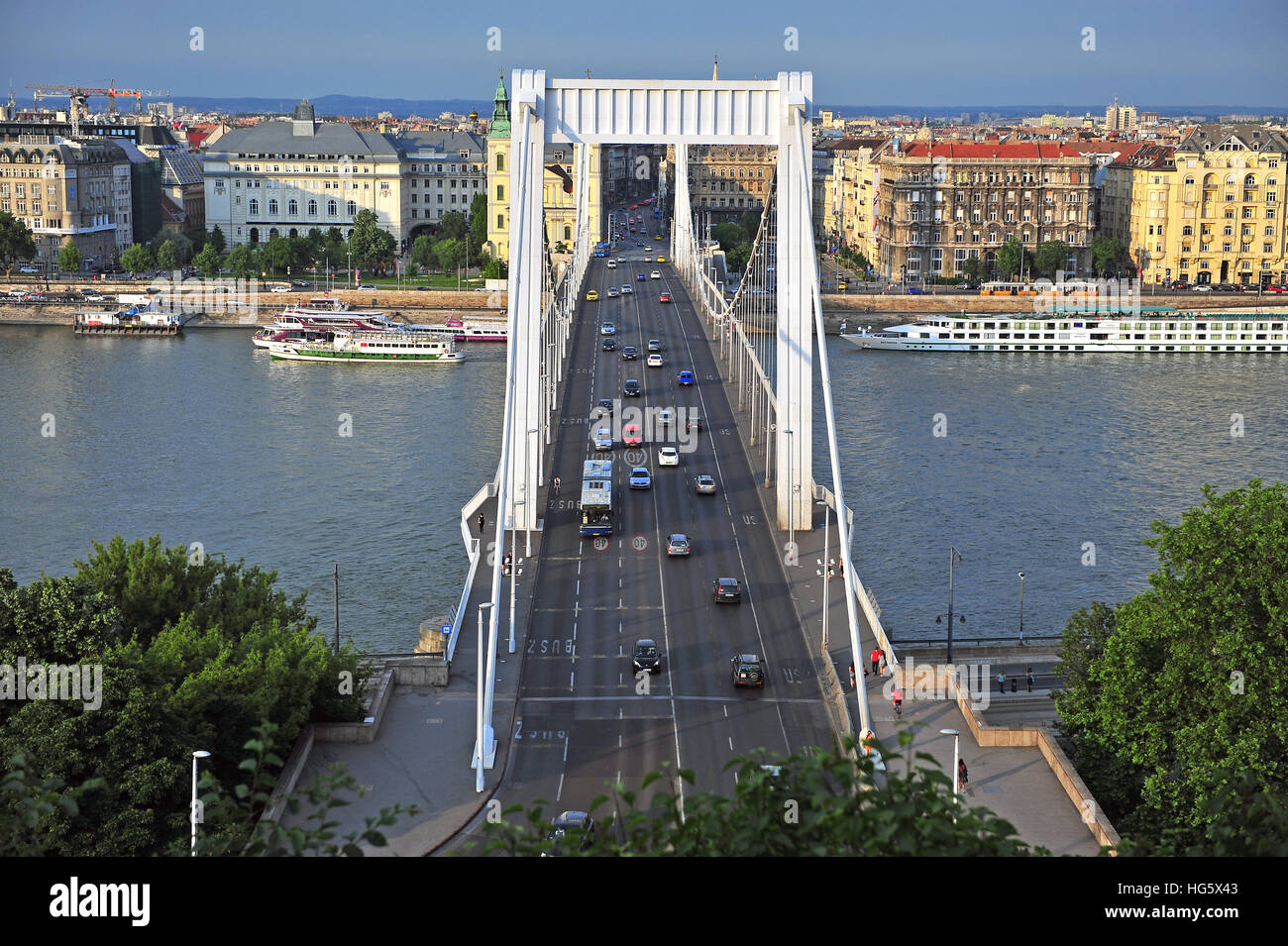 BUDAPEST, Ungarn - 23. Mai: Elisabethbrücke und Budapest City Center am 23. Mai 2016. Budapest ist die Hauptstadt und größte Stadt von Ungarn. Stockfoto