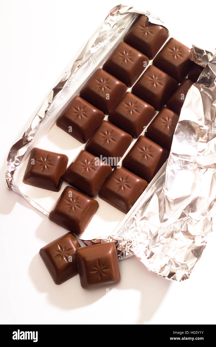 Tafel Schokolade Stücke in Aluminium Folie wrapper Stockfotografie - Alamy
