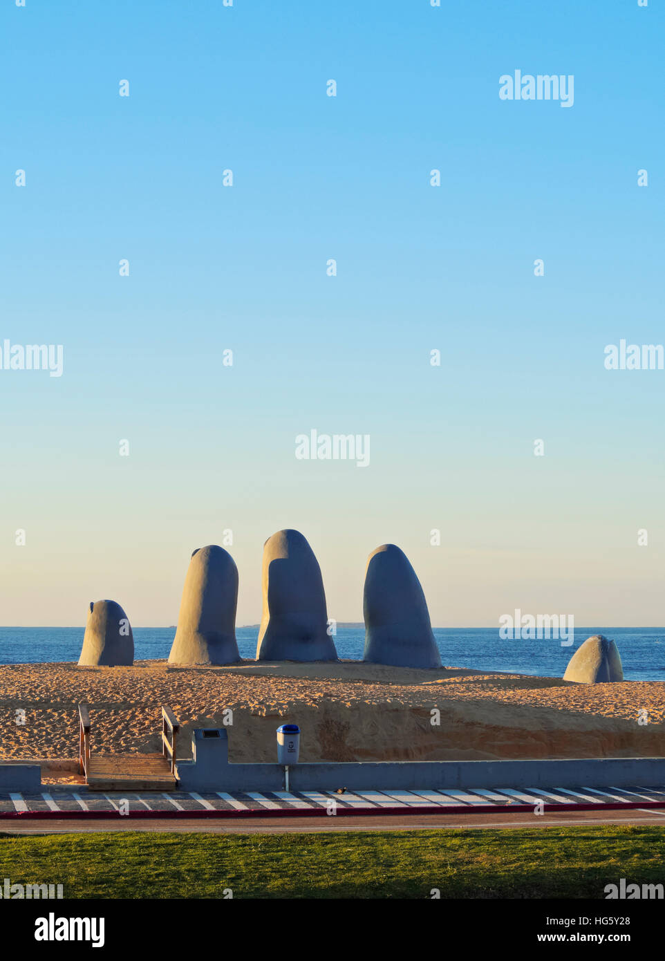 Uruguay, Maldonado Abteilung, Punta del Este, Playa Brava, La Mano(The Hand), eine Skulptur des chilenischen Künstlers Mario Irarrazabal. Stockfoto