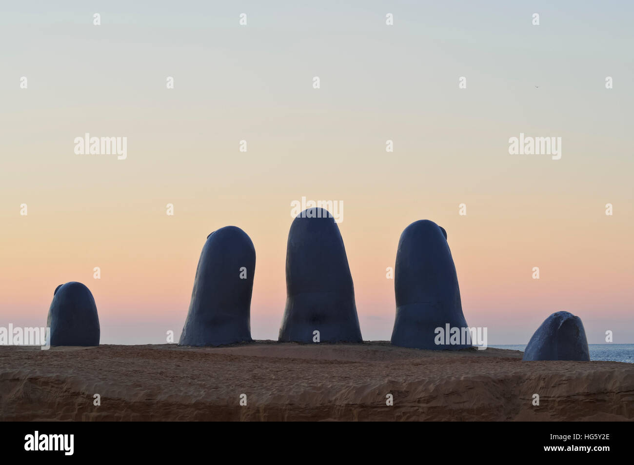 Uruguay, Maldonado Abteilung, Punta del Este, Playa Brava, La Mano(The Hand), eine Skulptur des chilenischen Künstlers Mario Irarrazabal bei Sonnenaufgang. Stockfoto