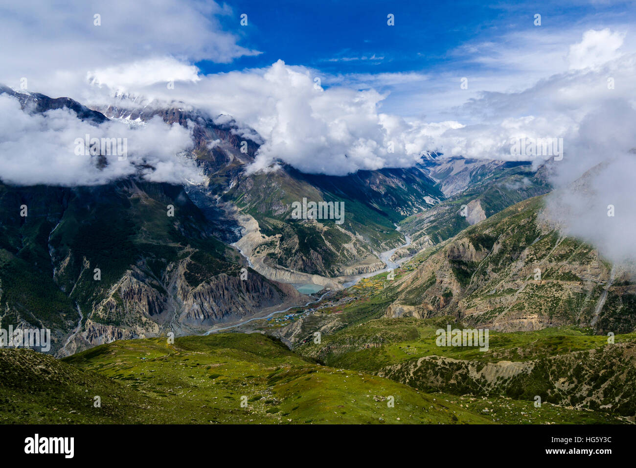 Blick über oberen Marsyangdi-Tal, in der Nähe von Braga Manang Bezirk, Nepal Stockfoto