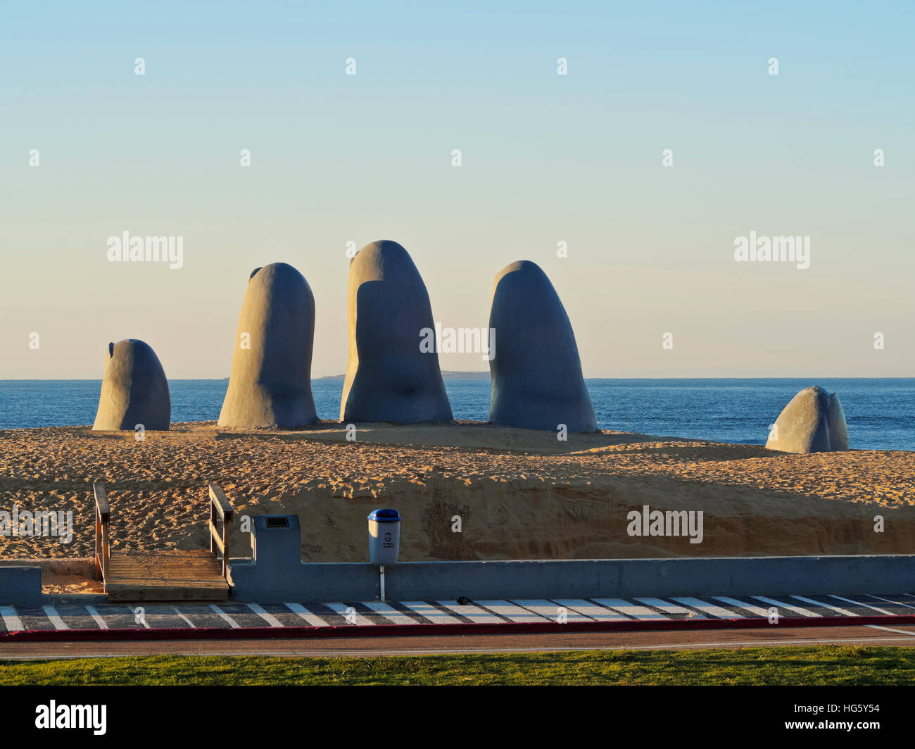 Uruguay, Maldonado Abteilung, Punta del Este, Playa Brava, La Mano(The Hand), eine Skulptur des chilenischen Künstlers Mario Irarrazabal. Stockfoto