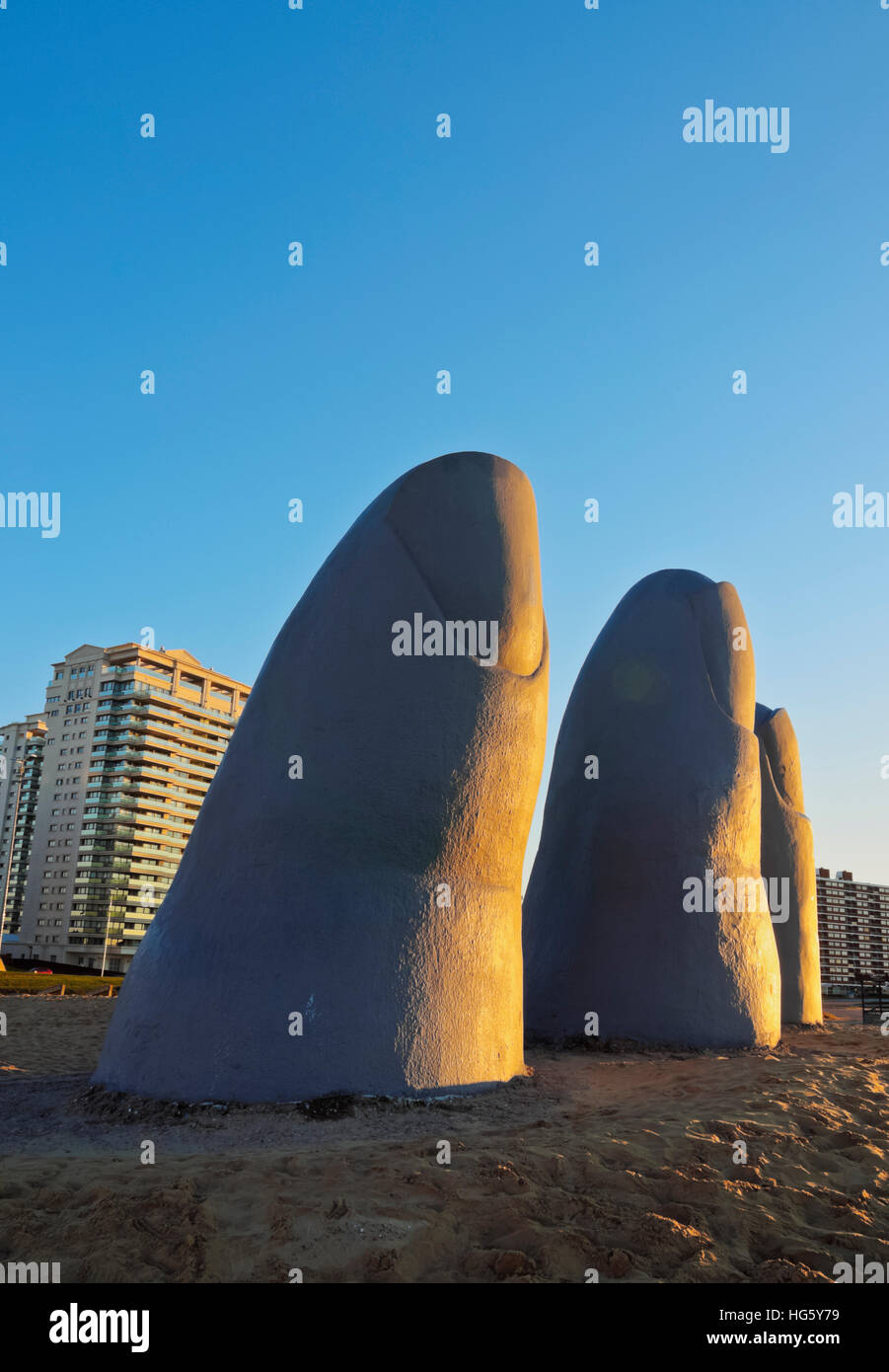 Uruguay, Maldonado Abteilung, Punta del Este, Playa Brava, La Mano(The Hand), eine Skulptur des chilenischen Künstlers Mario Irarrazabal bei Sonnenaufgang. Stockfoto