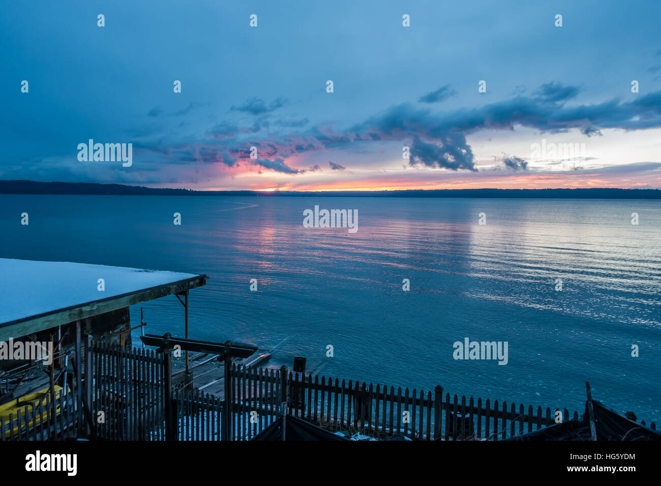 Die Sonne geht hinter den Puget Sound im Winter. Stockfoto