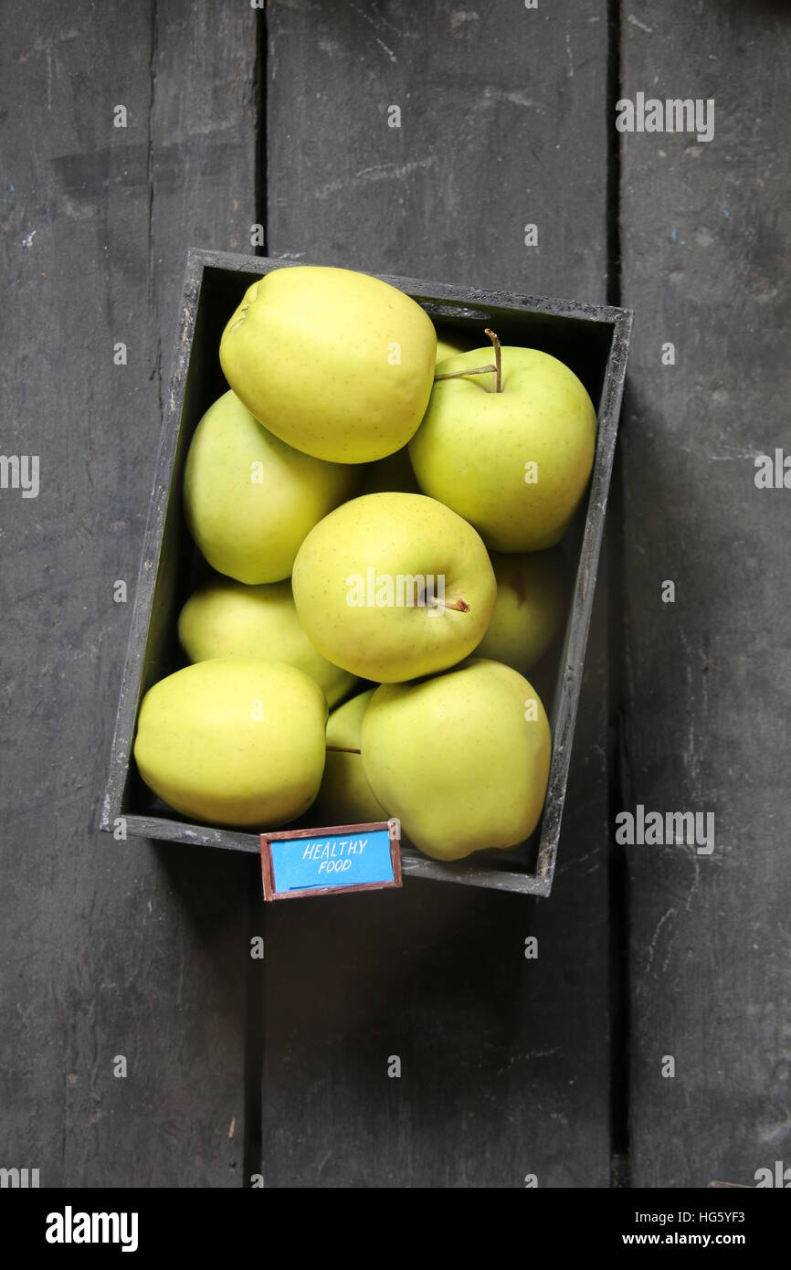 gesunde Ernährung-Konzept - Text und frische Äpfel auf einem rustikalen Tisch Stockfoto