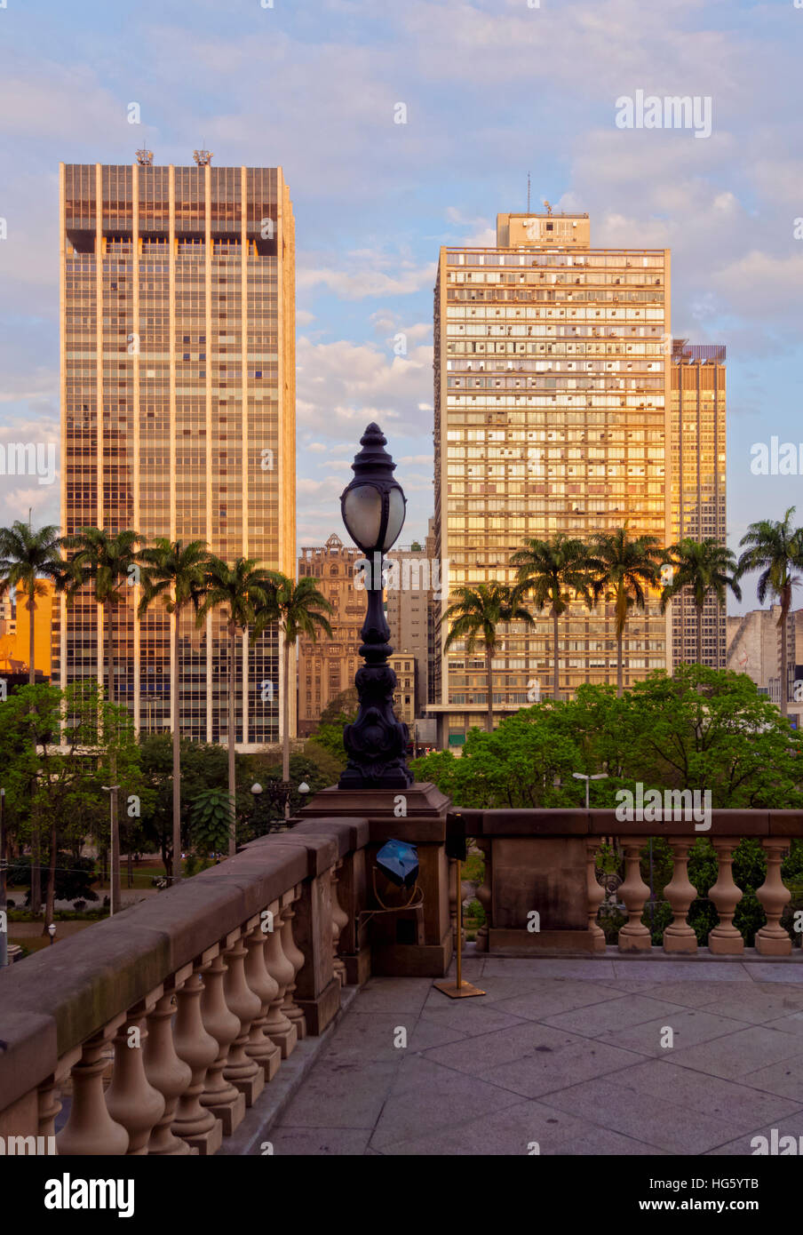 Brasilien, Bundesstaat Sao Paulo, São Paulo, Blick auf den Anhangabau Park und Gebäude in der Innenstadt. Stockfoto