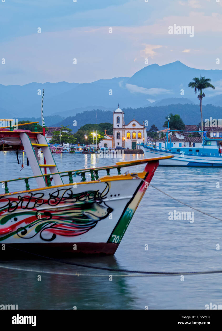 Brasilien, Bundesstaat Rio de Janeiro, Paraty, Twilight-Blick auf den Hafen und die Santa Rita Church. Stockfoto