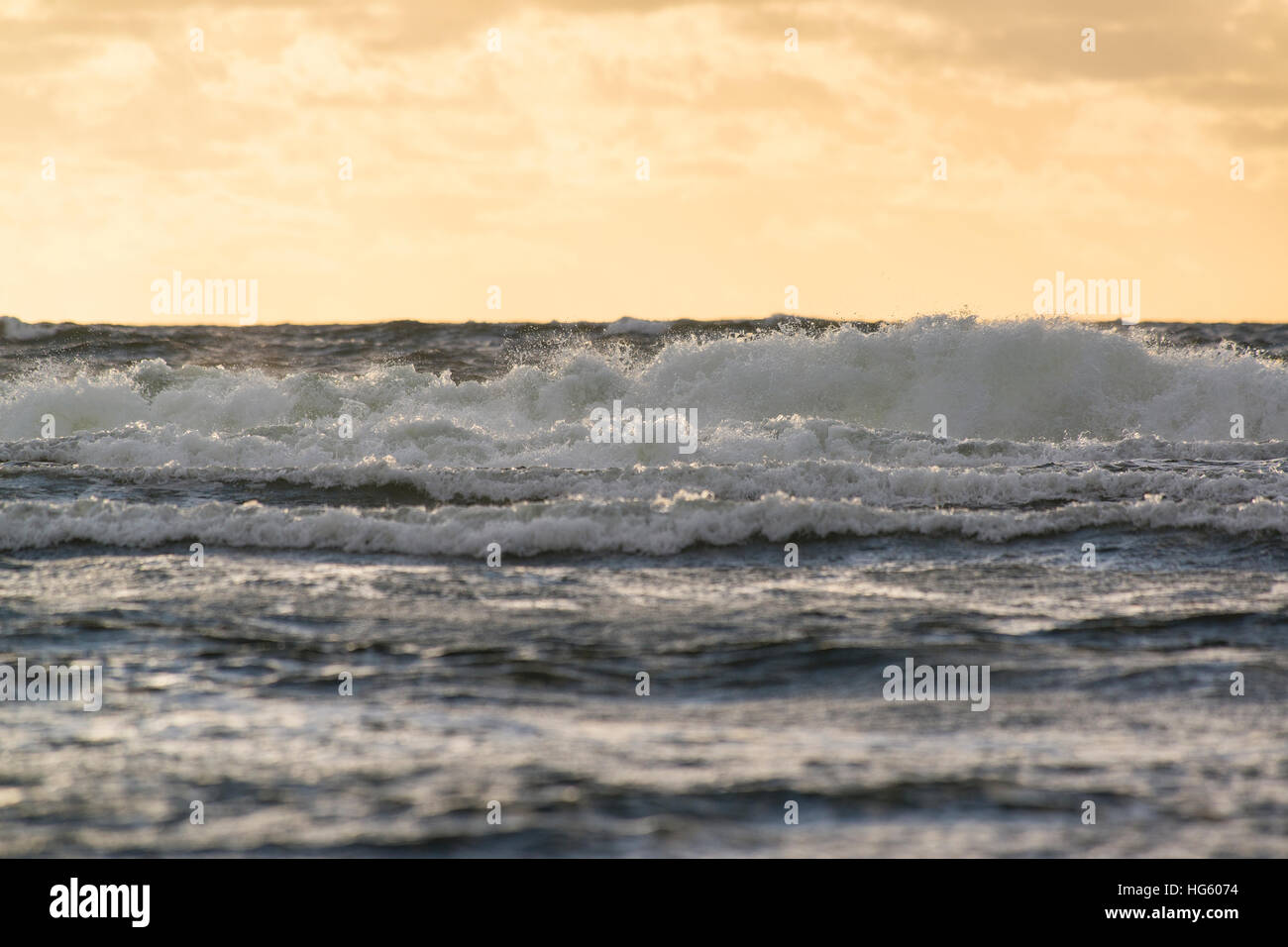 Stürmische Wellen an der Ostsee, Estland Stockfoto