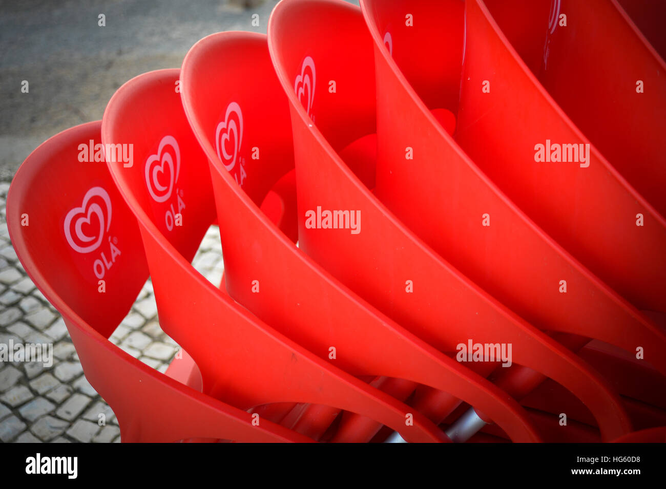 Stapel der roten Plastikstühle Stockfoto