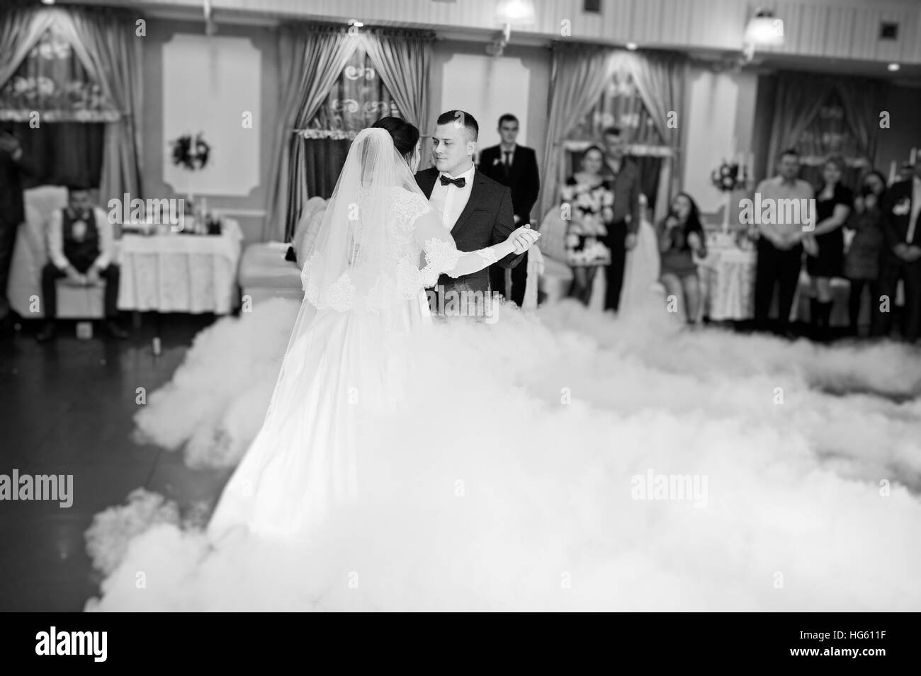 Hochzeit Eröffnungstanz des Brautpaares zu starker Rauchentwicklung. Stockfoto