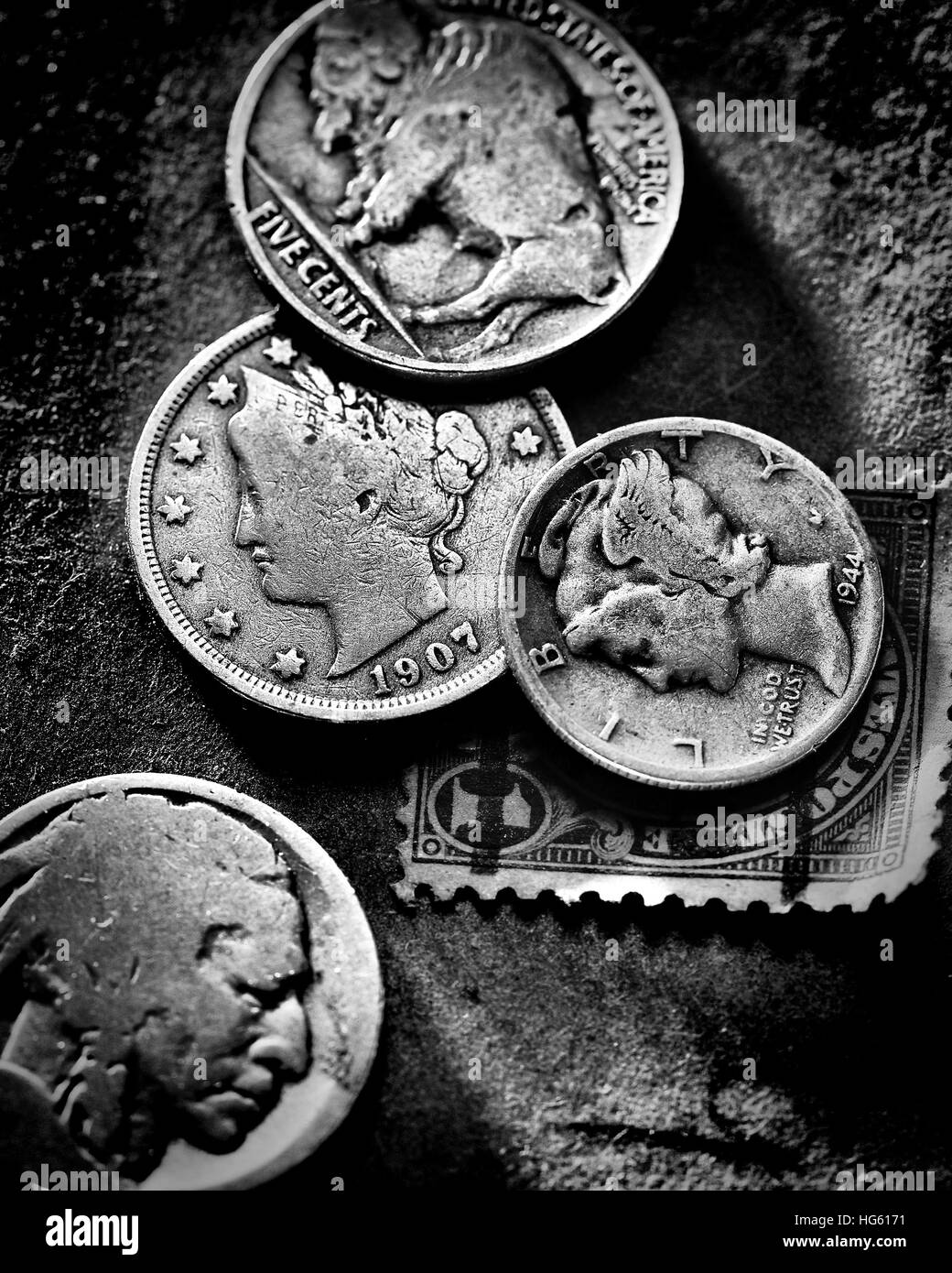 Nahaufnahme von antiken Münzen in s/w Stockfoto