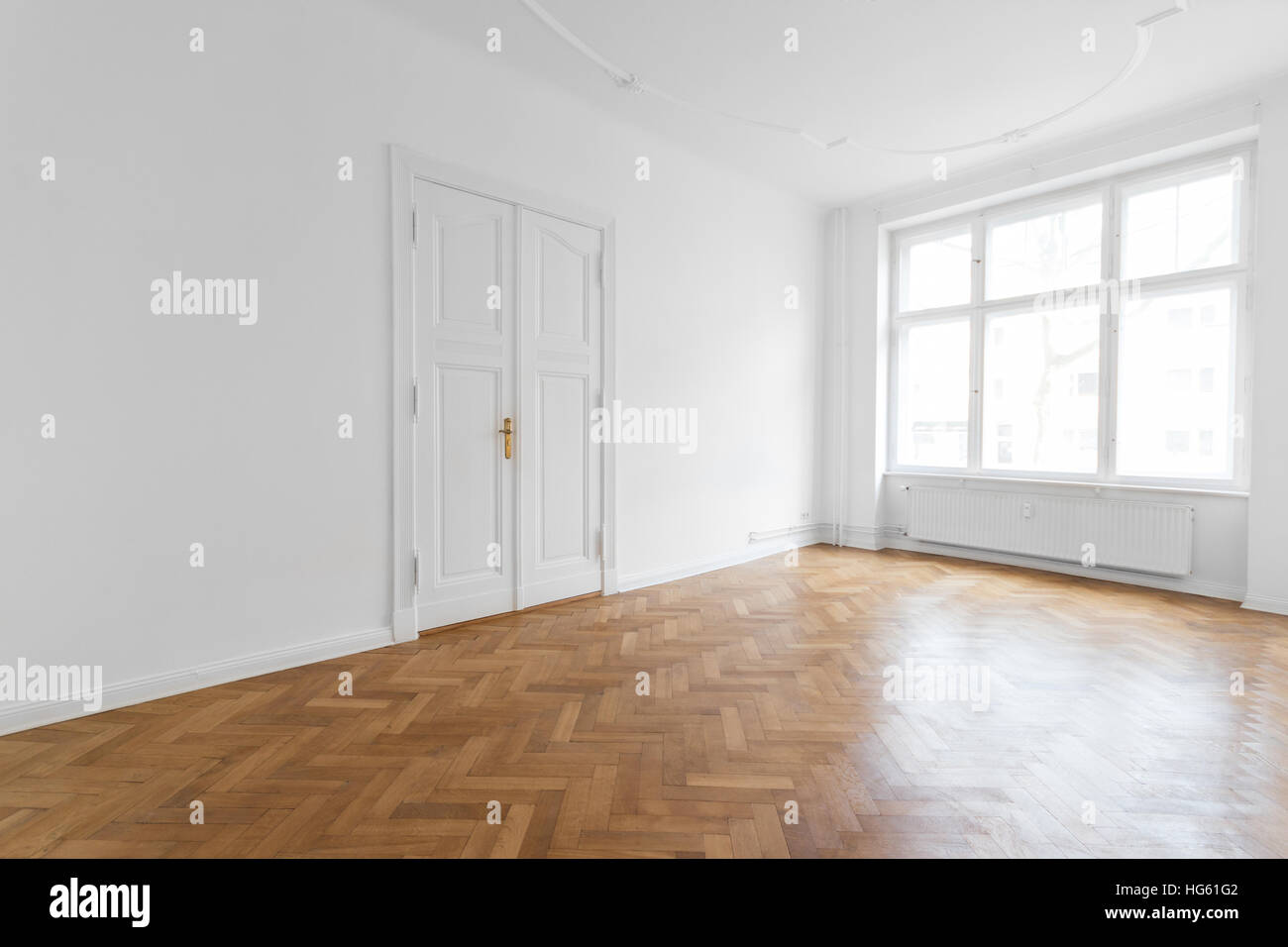Leeren weißen Raum mit Holzboden Stockfoto