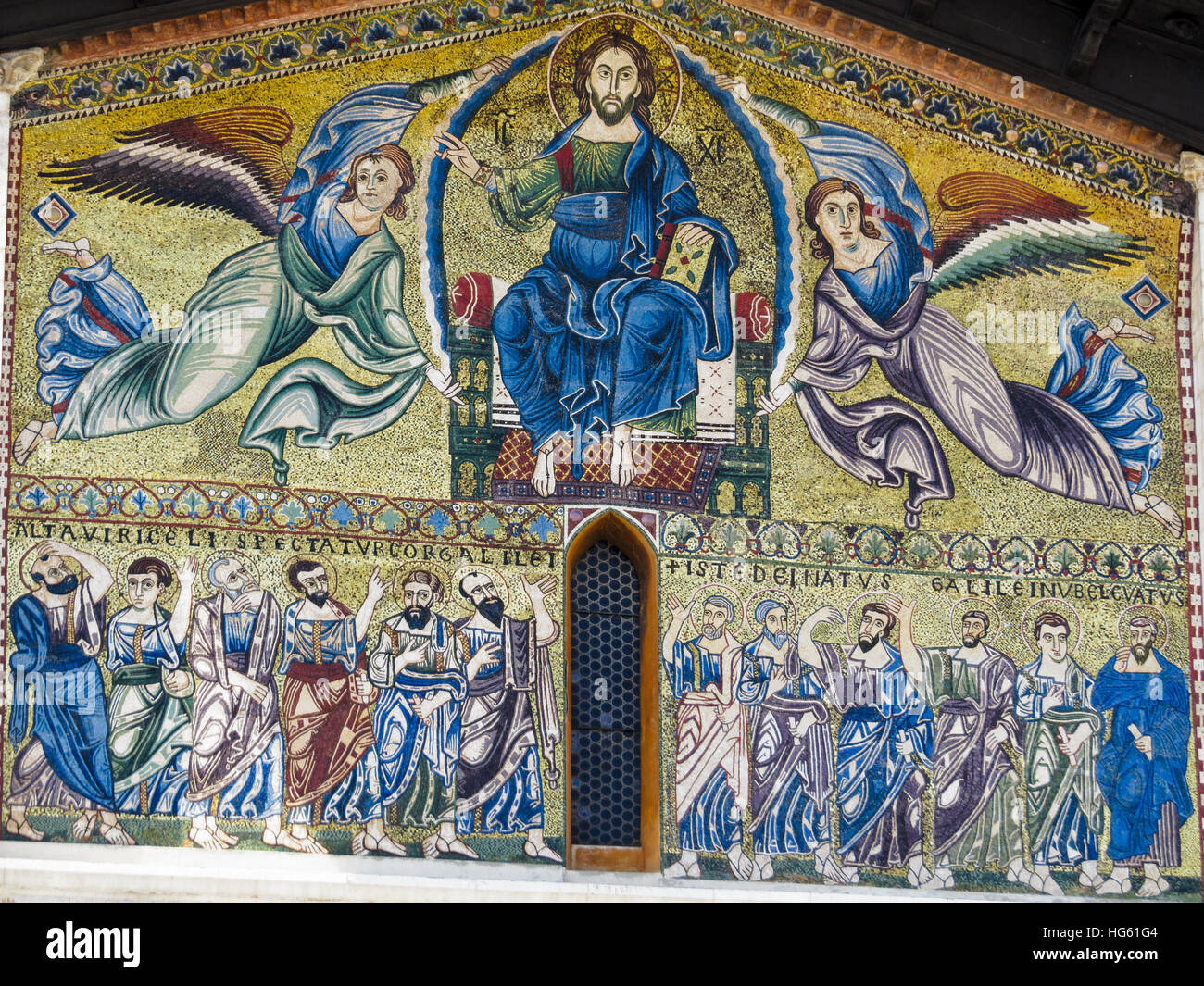 Goldenen Mosaik repräsentieren die Himmelfahrt Christi des Erlösers an der Fassade der Basilika San Frediano in Lucca, Italien. Stockfoto