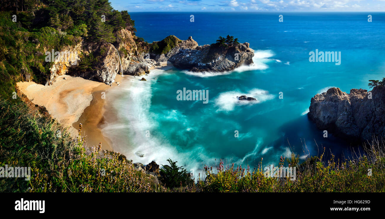 McWay Falls ist eine 80 Fuß Wasserfall, der ganze Jahr über von McWay Creek im Julia Pfeiffer Burns State Park, ungefähr 37 Meilen südlich von Carmel, Califor Stockfoto