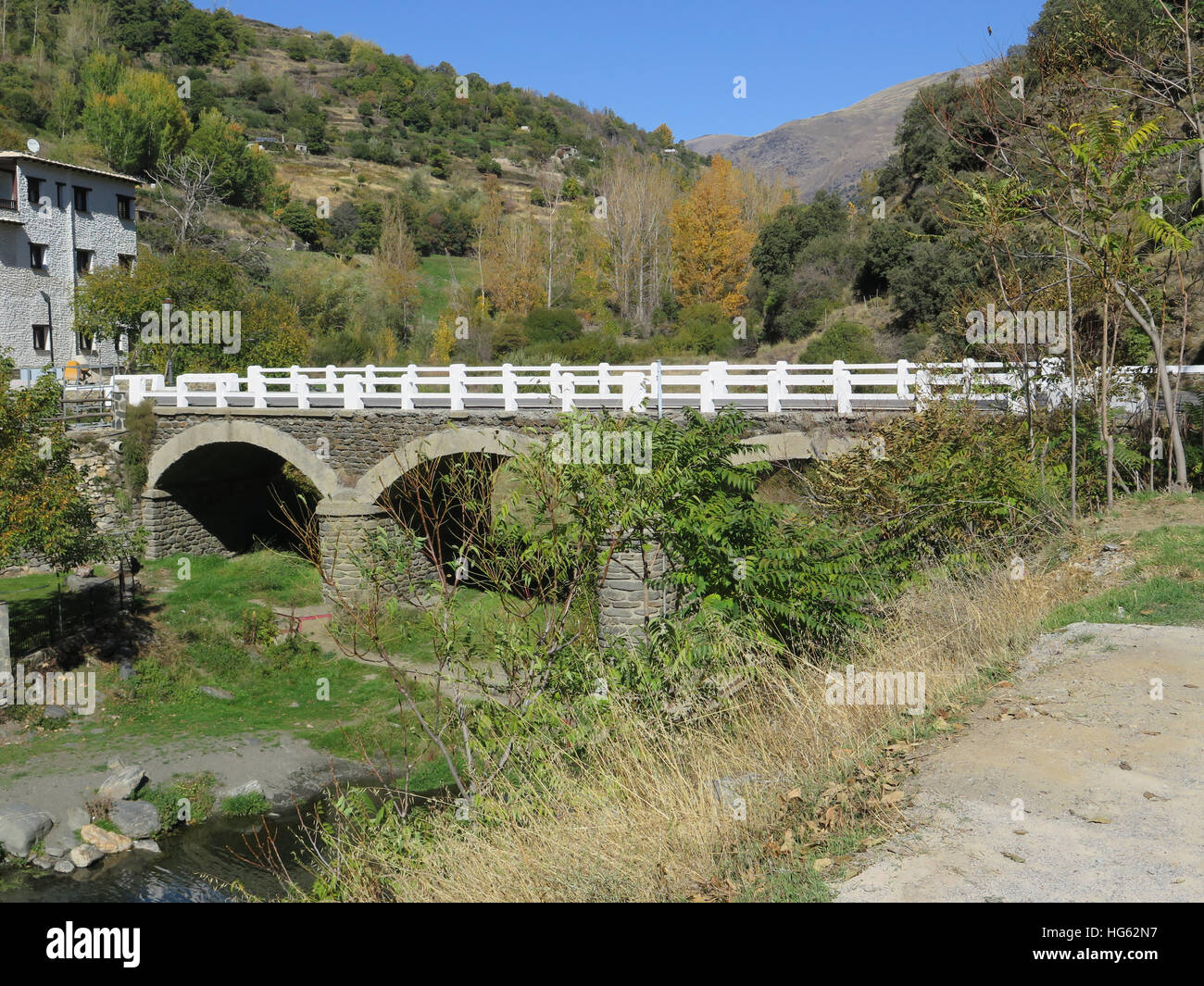 Straßenbrücke in den andalusischen Bergen Dorf gewölbt Stockfoto