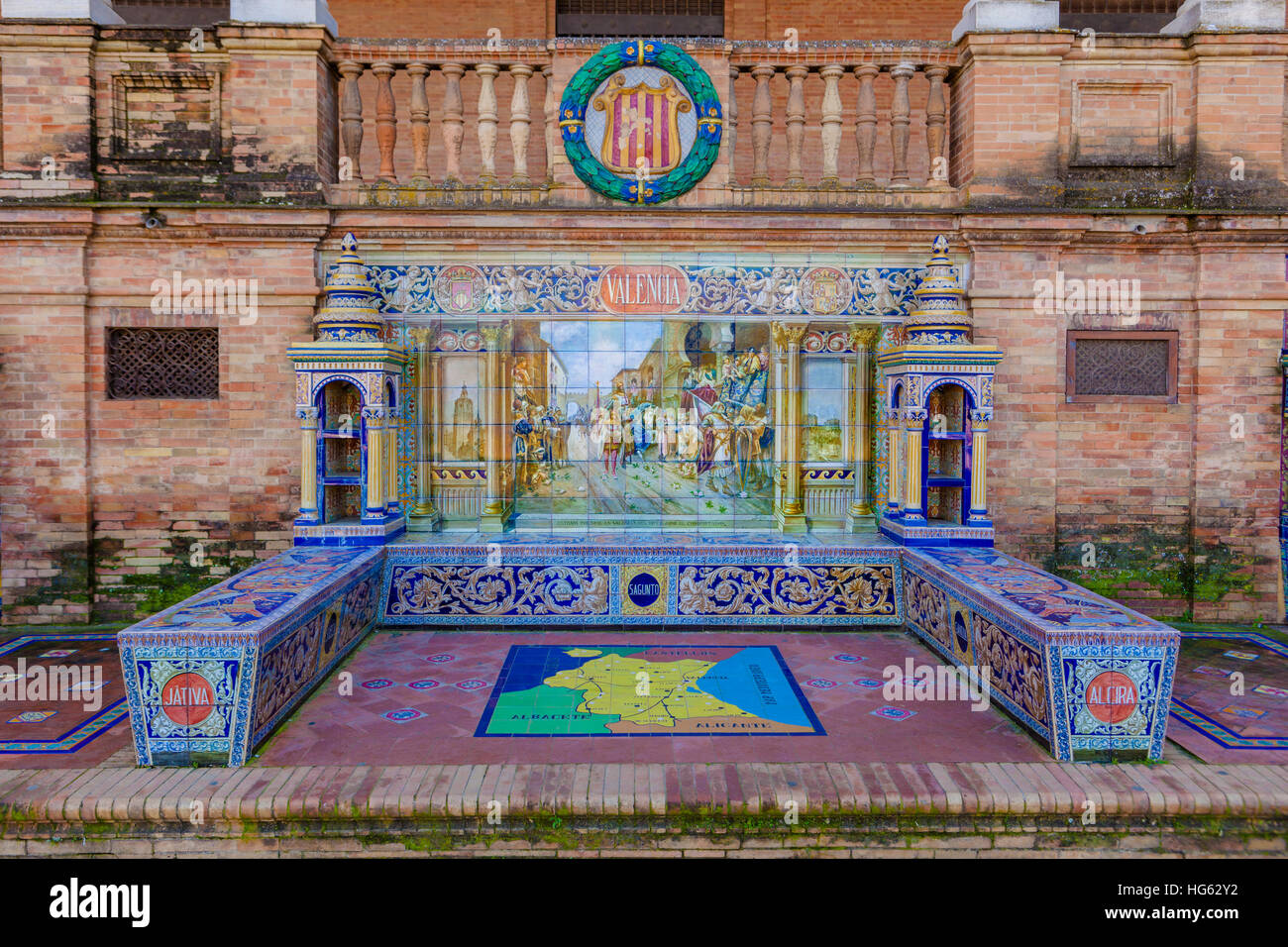 Glasierte Fliesen Bank der spanischen Provinz Valencia am Plaza de Espana, Sevilla, Spanien Stockfoto