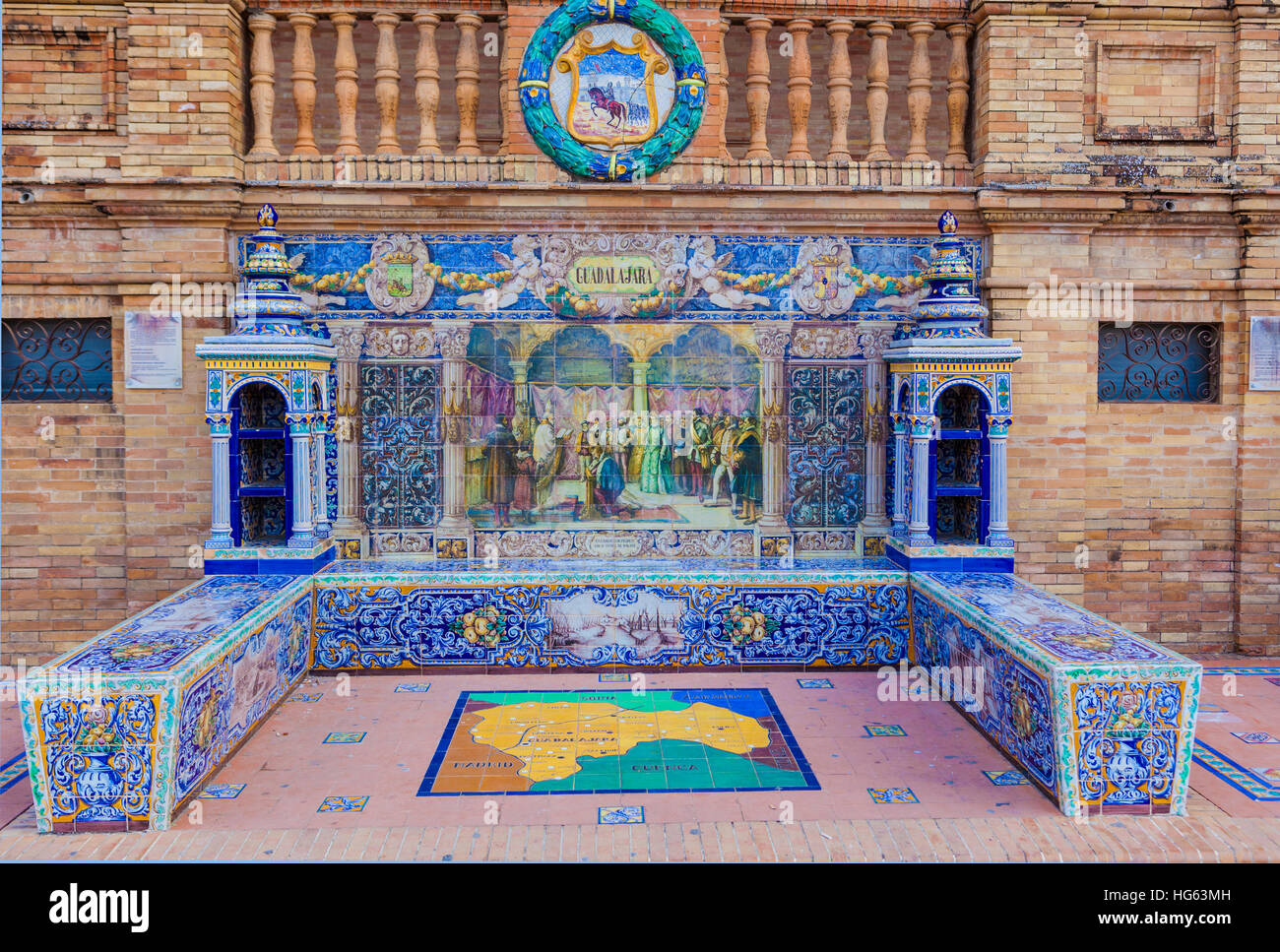 Glasierte Fliesen Bank der spanischen Provinz Guadalajara am Plaza de Espana, Sevilla, Spanien Stockfoto