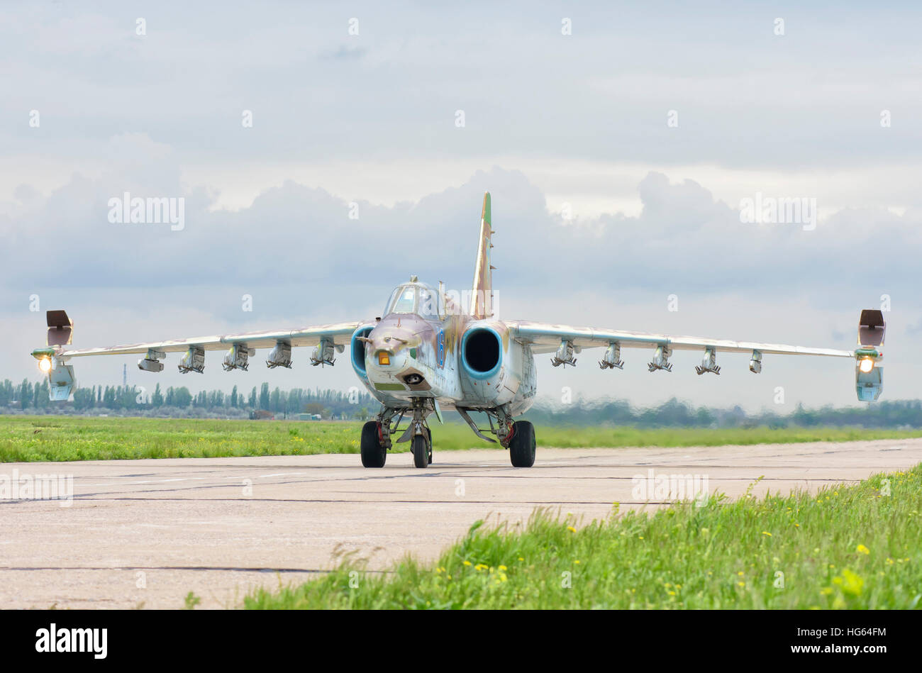 Ukrainische Luftwaffe Su-25 des Rollens bei Mykolajiw Air Base. Stockfoto
