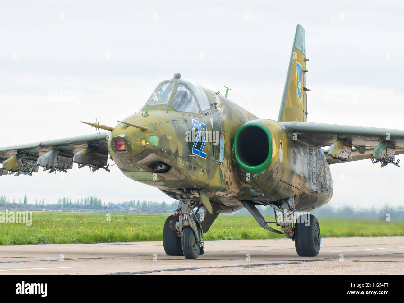 Ukrainische Luftwaffe Su-25 des Rollens bei Mykolajiw Air Base. Stockfoto