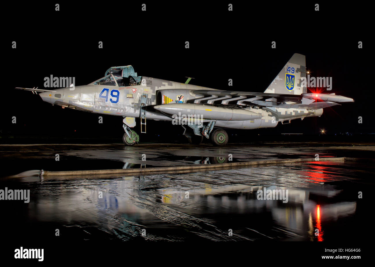 Ukrainische Luftwaffe Su-25 auf der Rampe in der Nacht in Mykolajiw Air Base. Stockfoto