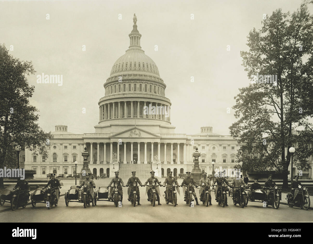 Eine Gruppe von Motorrad-Polizisten vor dem US Capitol Gebäude. Stockfoto